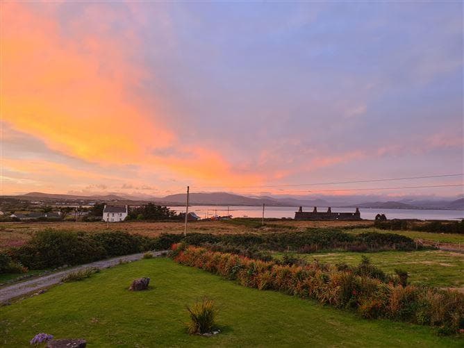 Ref 1213 - Sunset Cottage, Reen, Ballinskelligs, Kerry